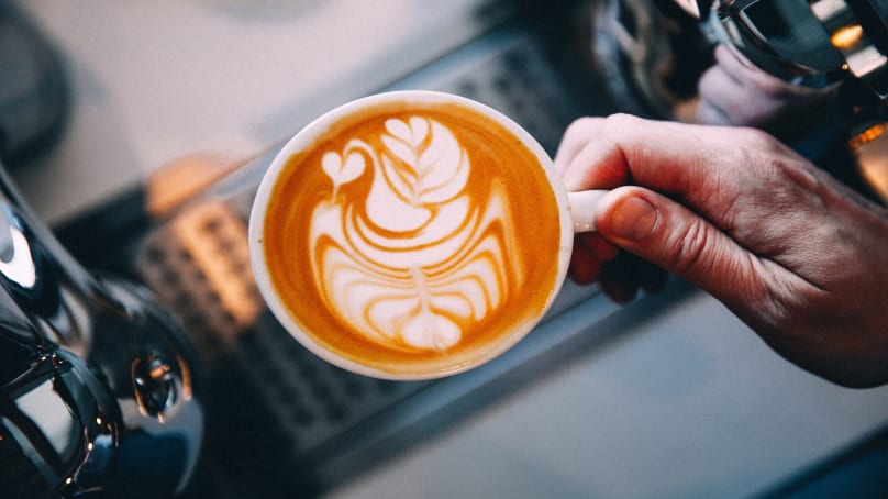 Café au bureau : favorise la résolution de problèmes mais pas la créativité